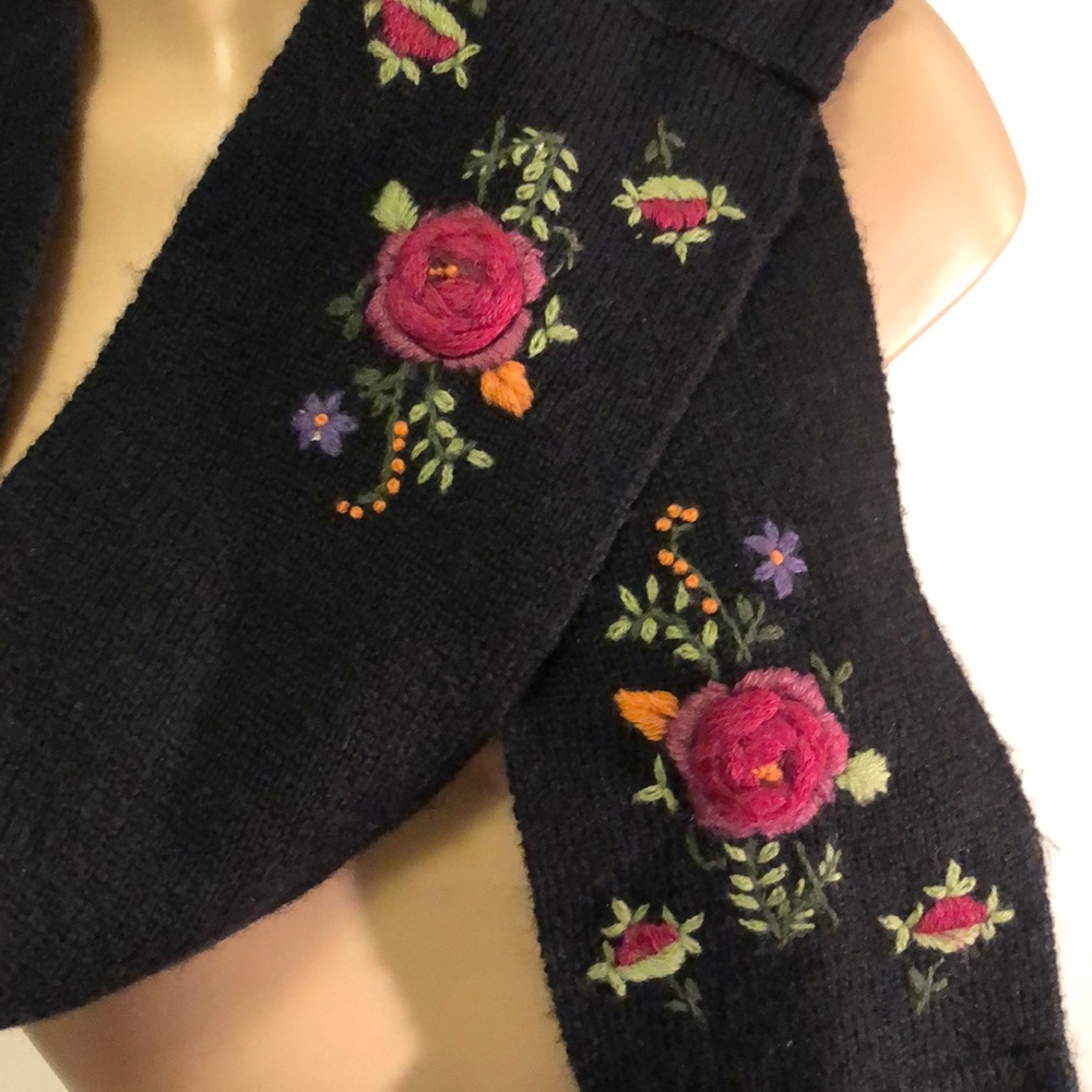 Lovely SCALA Collezione embroidered scarf